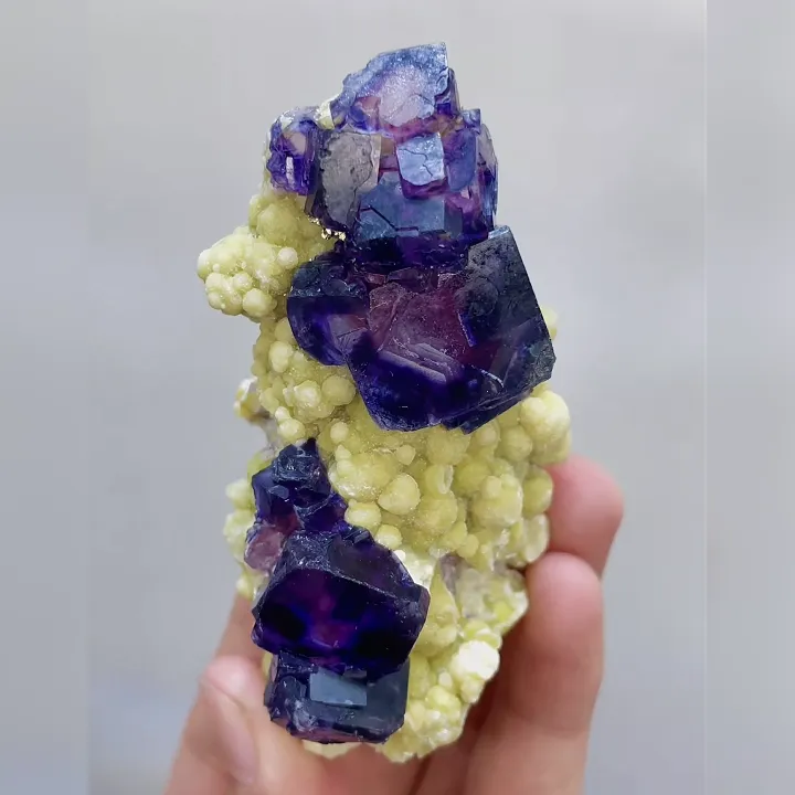 Natural Purple Phantom Fluorite and Mica Symbiosis comes from Yindu, Inner Mongolia 40*90*35MM image