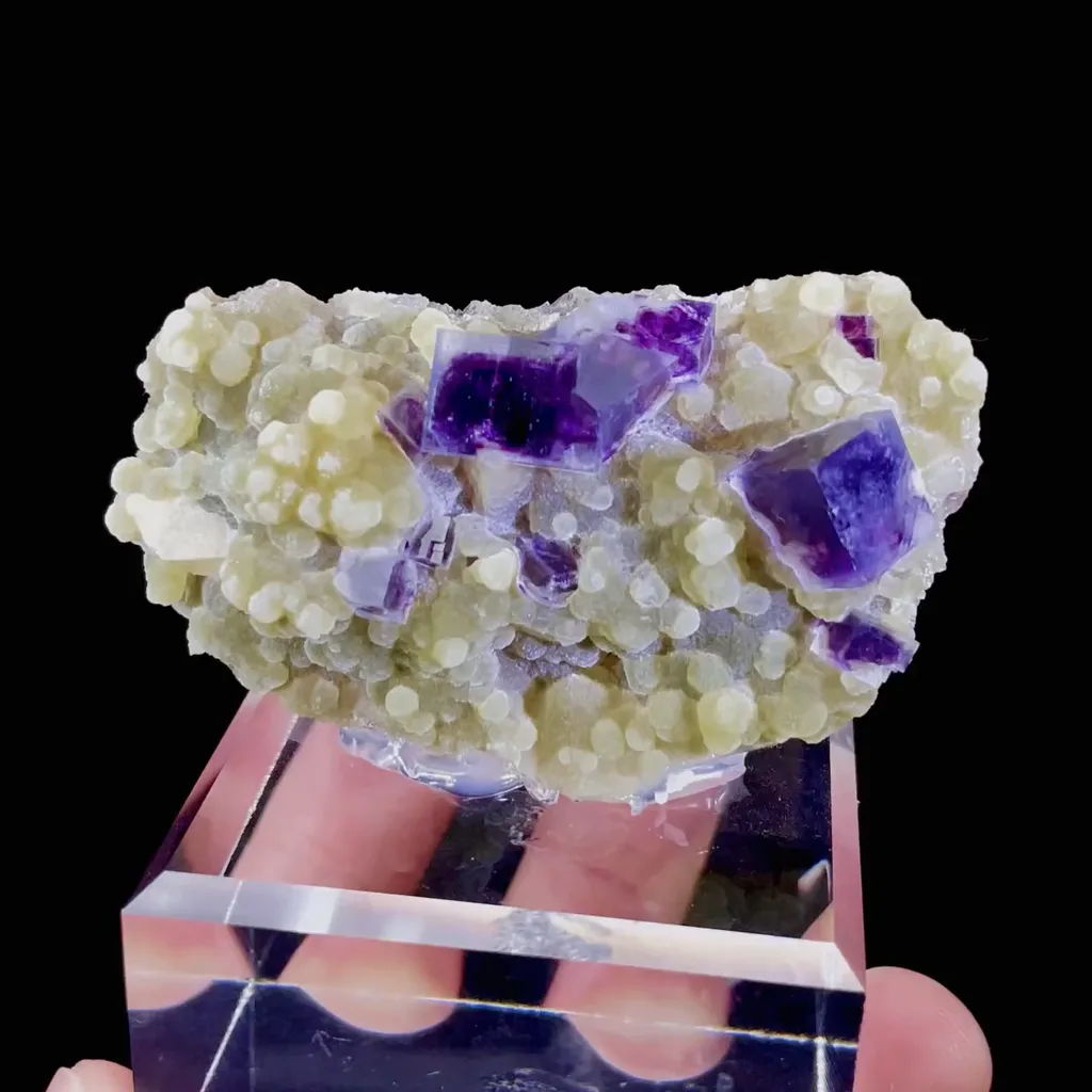 Natural Purple Phantom Fluorite and Mica Symbiosis comes from Yindu,Inner Mongolia 65*15*30MM image