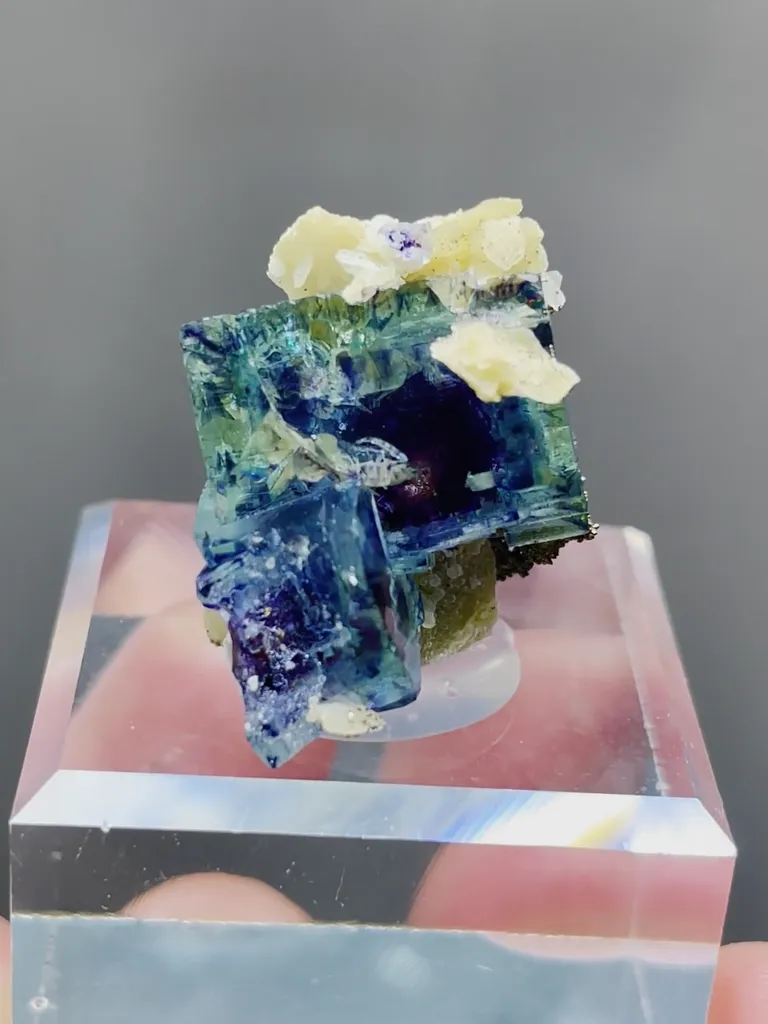 Natural Purple Phantom Fluorite and Siderite coexist comes from Yindu，Inner Mongolia 17*17*17MM image