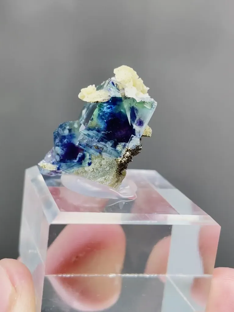 Natural Purple Phantom Fluorite and Siderite coexist comes from Yindu，Inner Mongolia 17*17*17MM - image 4