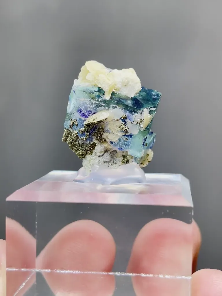 Natural Purple Phantom Fluorite and Siderite coexist comes from Yindu，Inner Mongolia 17*17*17MM - image 5