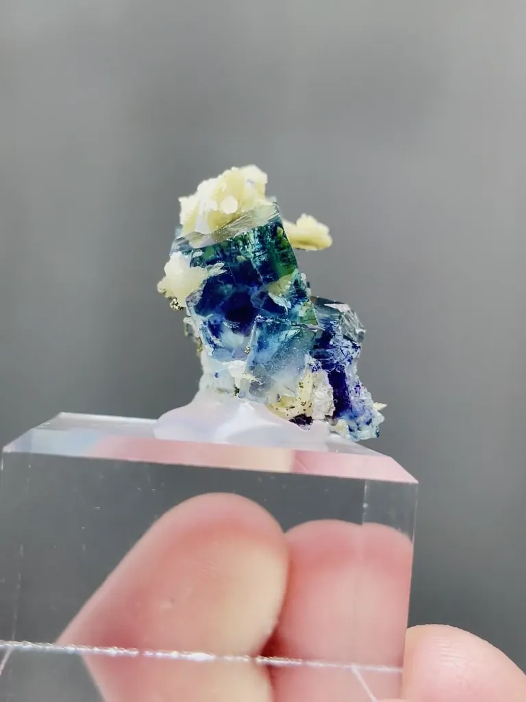 Natural Purple Phantom Fluorite and Siderite coexist comes from Yindu，Inner Mongolia 17*17*17MM - image 6