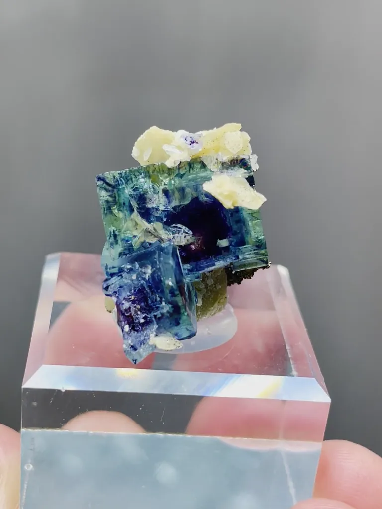 Natural Purple Phantom Fluorite and Siderite coexist comes from Yindu，Inner Mongolia 17*17*17MM - image 7