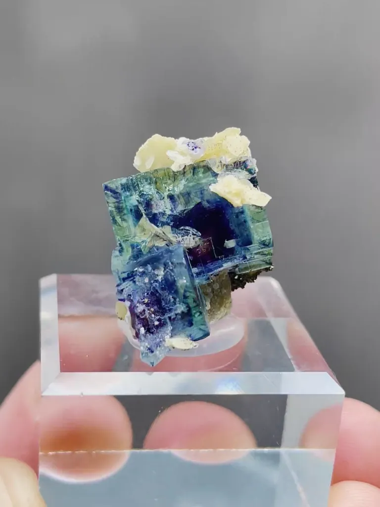 Natural Purple Phantom Fluorite and Siderite coexist comes from Yindu，Inner Mongolia 17*17*17MM - image 2