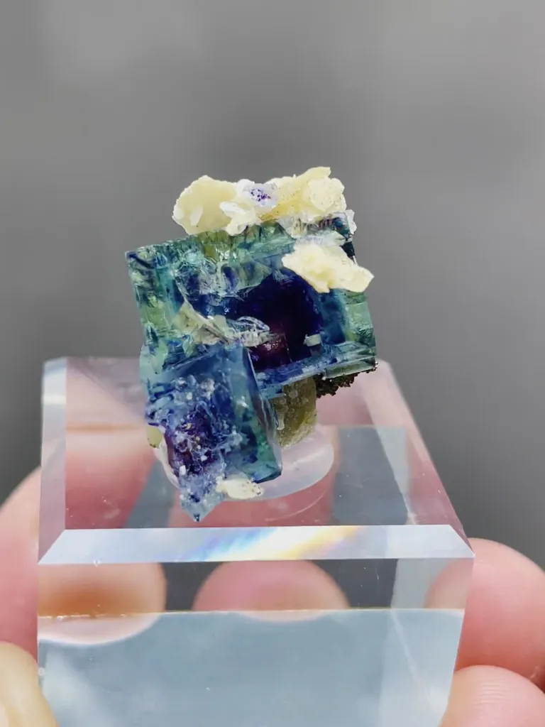 Natural Purple Phantom Fluorite and Siderite coexist comes from Yindu，Inner Mongolia 17*17*17MM - image 3