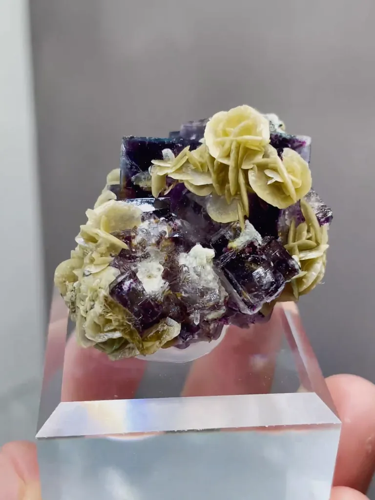 Natural Purple Phantom Fluorite and Siderite coexist comes from Yindu，Inner Mongolia 35*30*25MM - image 6
