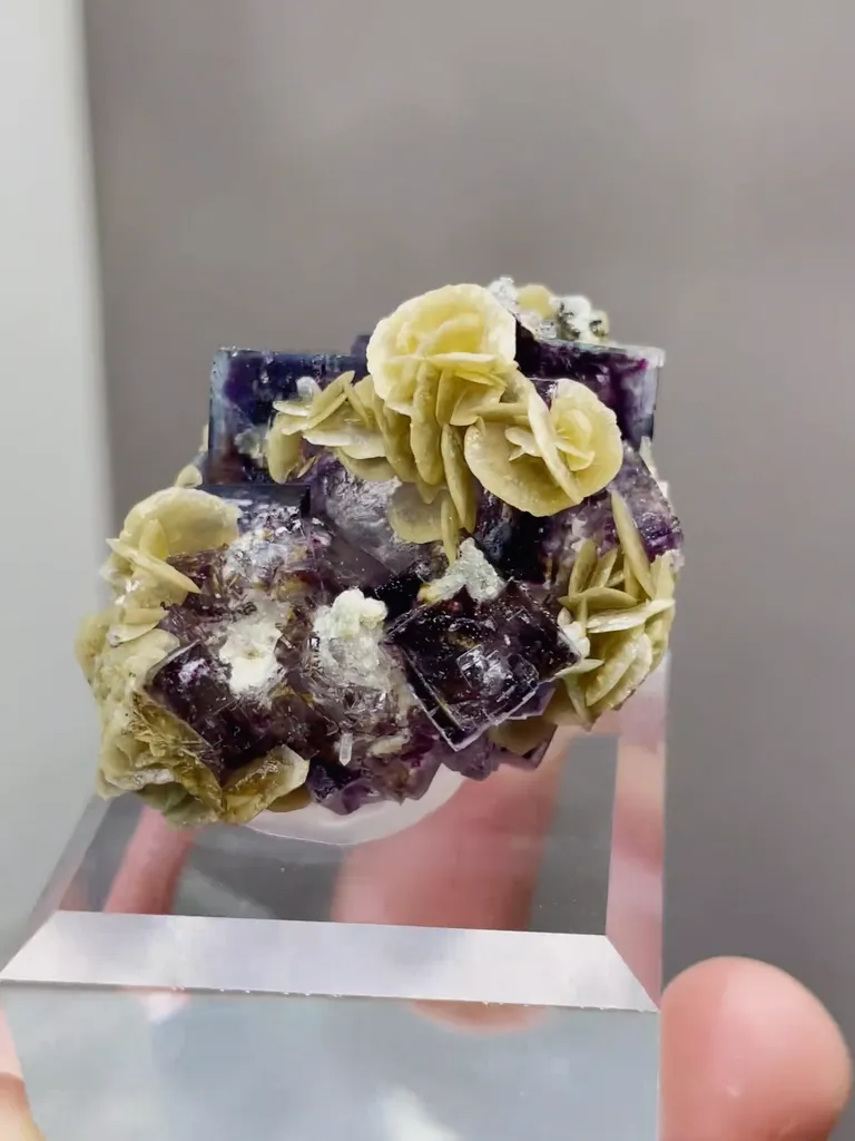 Natural Purple Phantom Fluorite and Siderite coexist comes from Yindu，Inner Mongolia 35*30*25MM - image 3