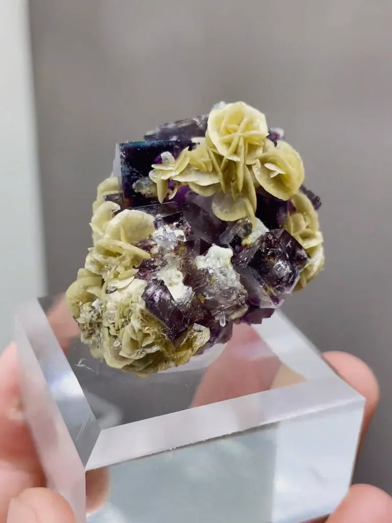 Natural Purple Phantom Fluorite and Siderite coexist comes from Yindu，Inner Mongolia 35*30*25MM - image 5