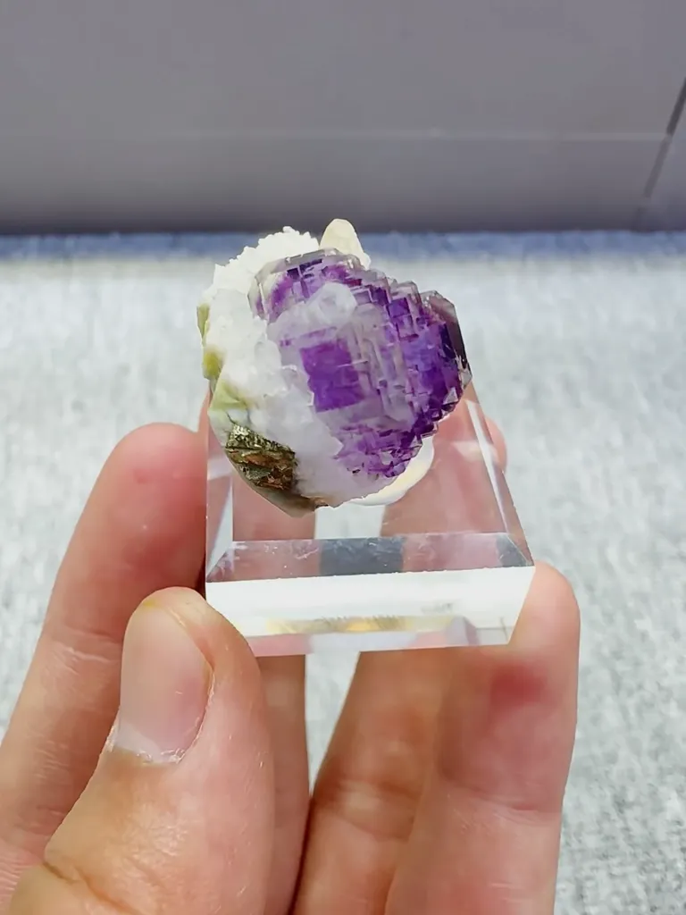 Natural Purple Phantom Fluorite coexists with Quartz comes from Yaogangxian,Hunan 37*20*20MM image