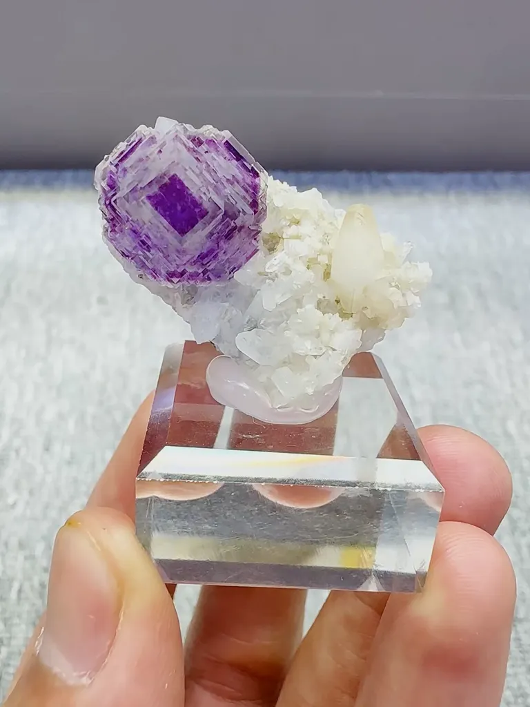 Natural Purple Phantom Fluorite coexists with Quartz comes from Yaogangxian,Hunan 37*20*20MM - image 2