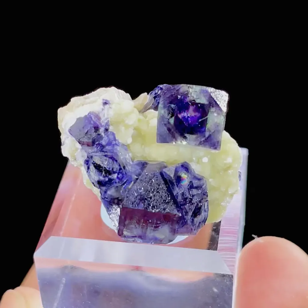 Natural Purple Phantoms Fluorite and Mica Symbiosis comes from Yindu,Inner Mongolia 25*20*15MM image