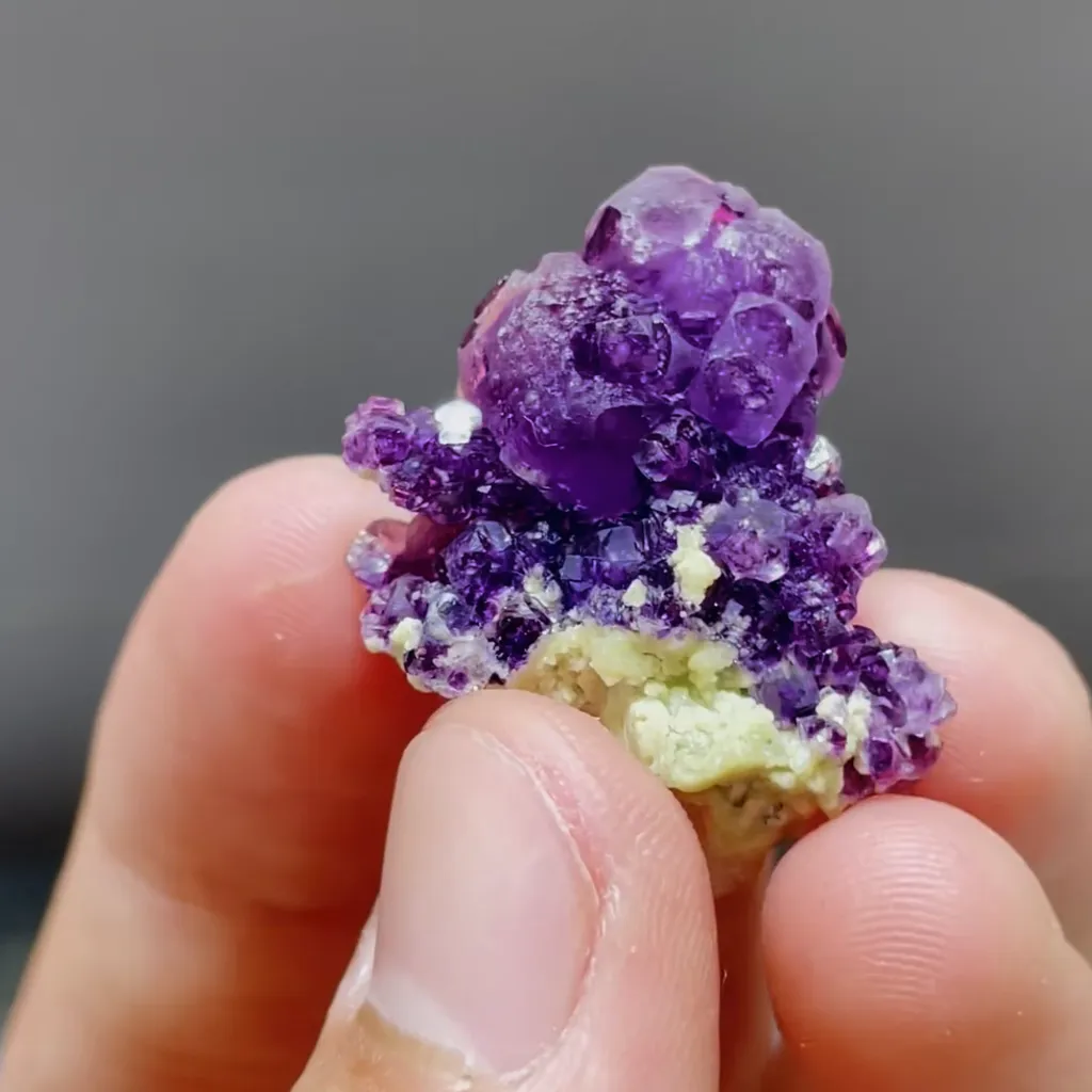 Natural Purple Spherical Fluorite and Quartz Symbiosis comes from Leipingkuang, Chenzhou 20*25*15MM image