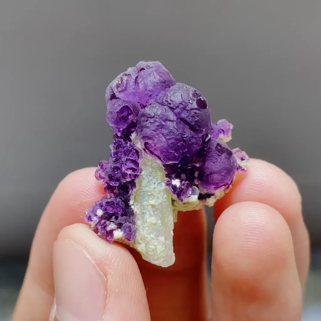 Natural Purple Spherical Fluorite and Quartz Symbiosis comes from Leipingkuang, Chenzhou 20*25*15MM - image 3