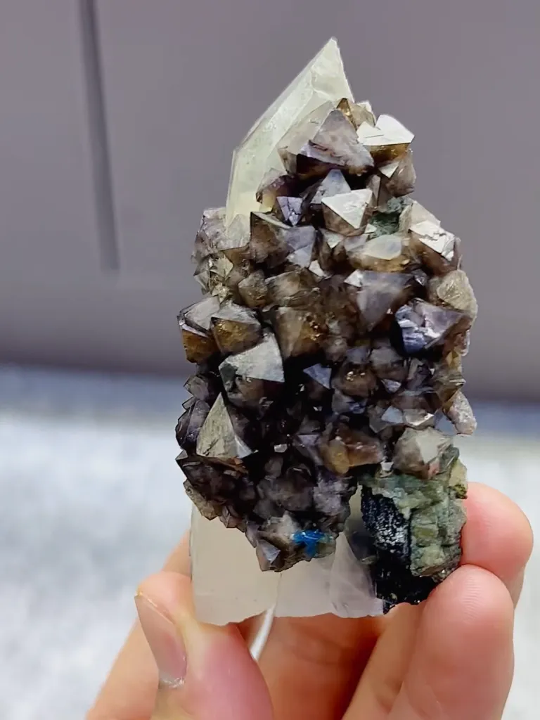 Natural Quartz and Scheelite coexist comes from Yaogangxian,Hunan 40*30*80MM - image 4