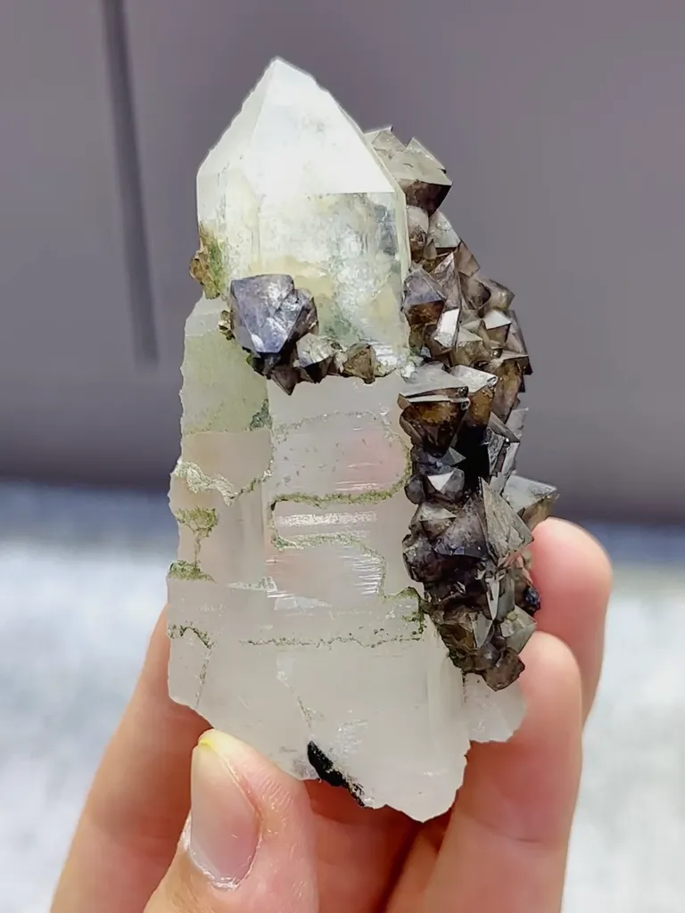 Natural Quartz and Scheelite coexist comes from Yaogangxian,Hunan 40*30*80MM - image 3