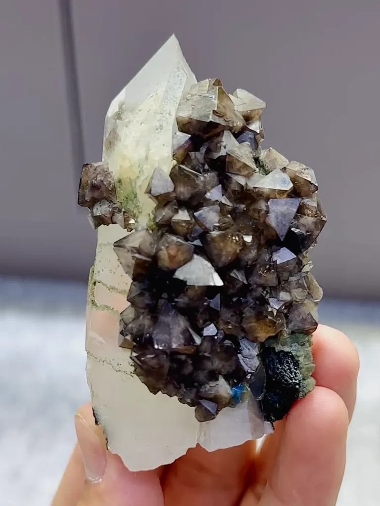 Natural Quartz and Scheelite coexist comes from Yaogangxian,Hunan 40*30*80MM - image 2
