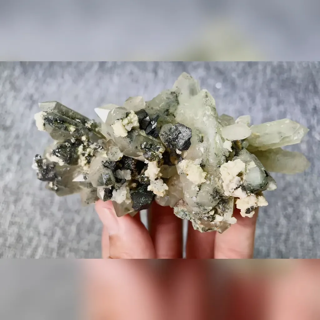 Natural Quartz Cluster comes from Inner Mongolia,China 115*50*40MM image