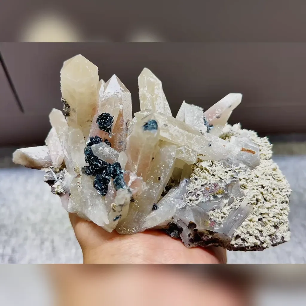 Natural Quartz Clusters and Specularite Symbiosis comes from Inner Mongolia,China 155*105*105MM image