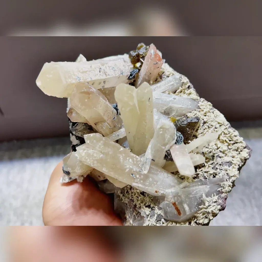 Natural Quartz Clusters and Specularite Symbiosis comes from Inner Mongolia,China 155*105*105MM - image 3