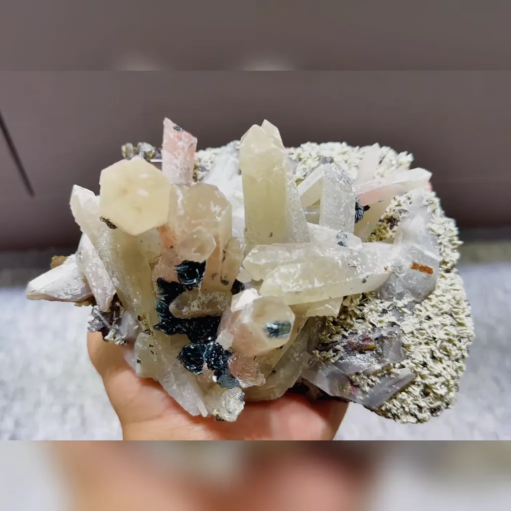 Natural Quartz Clusters and Specularite Symbiosis comes from Inner Mongolia,China 155*105*105MM - image 2