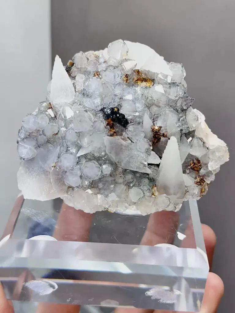 Natural Quartz comes from Anhui,China 90*25*50MM - image 2