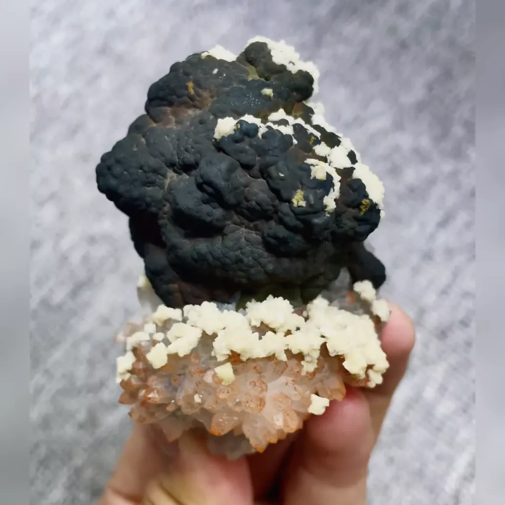 Natural Red Quartz and Limonite and Dolomite Symbiosis comes from Jiangxi,China 55*75*40MM - image 4