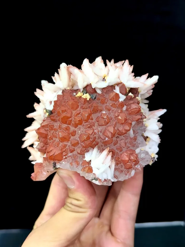 Natural Red Quartz Coexists with Calcite comes from Jiangxi,China 105*85*55MM - image 4
