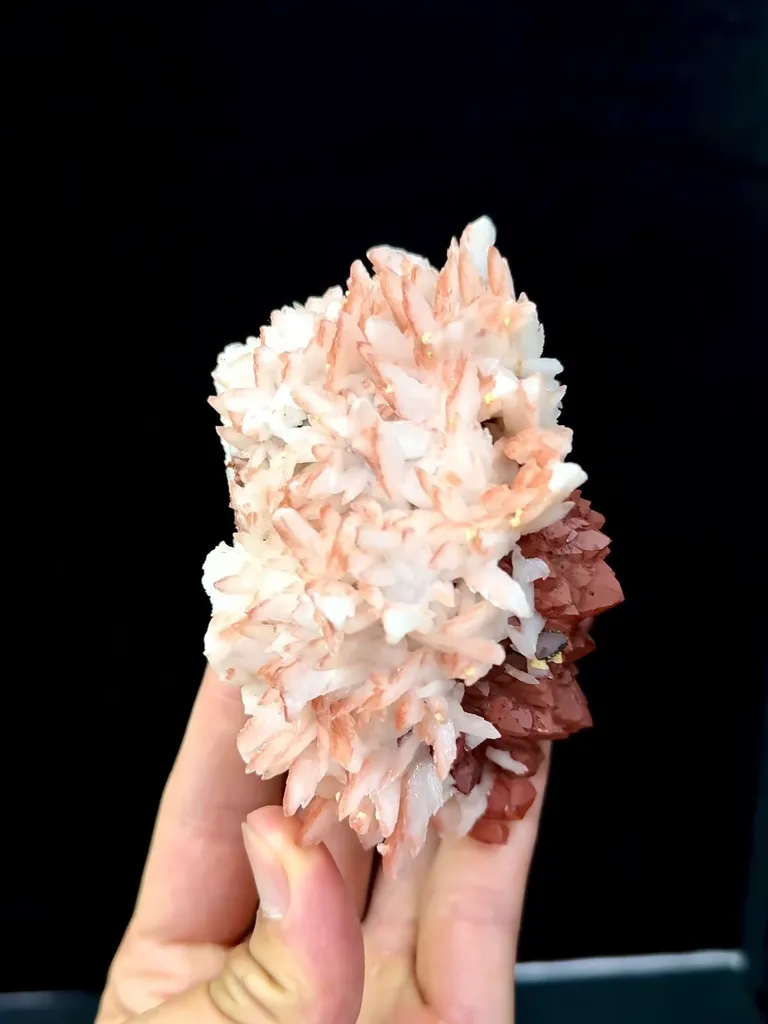 Natural Red Quartz Coexists with Calcite comes from Jiangxi,China 105*85*55MM - image 3