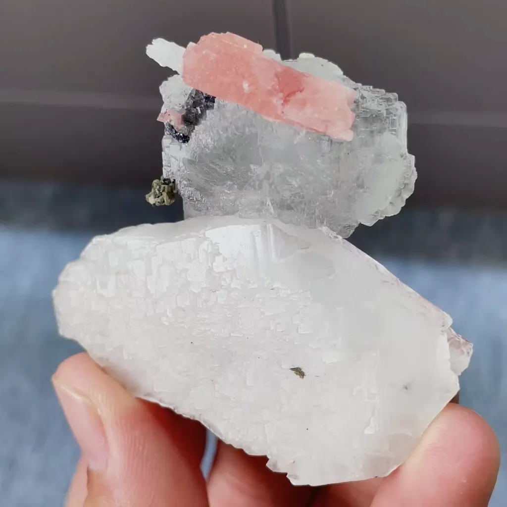 Natural Rhodochrosite and Fluorite and Calcite Symbiosis comes from Guangxi,China 60*50*25MM image