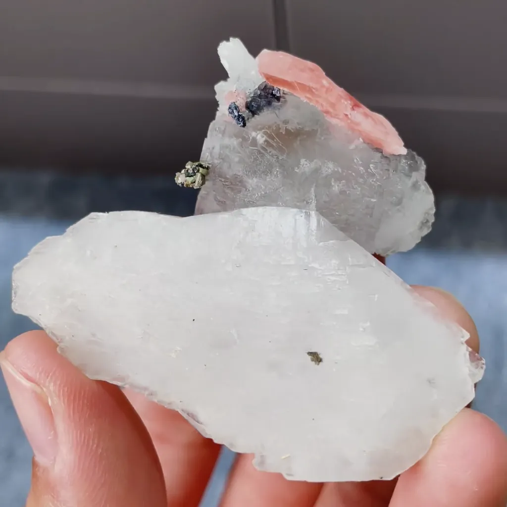 Natural Rhodochrosite and Fluorite and Calcite Symbiosis comes from Guangxi,China 60*50*25MM - image 2