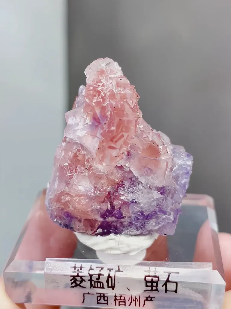 Natural Rhodochrosite and Fluorite coexist comes from Wuzhou,Guangxi 25*25*27MM image