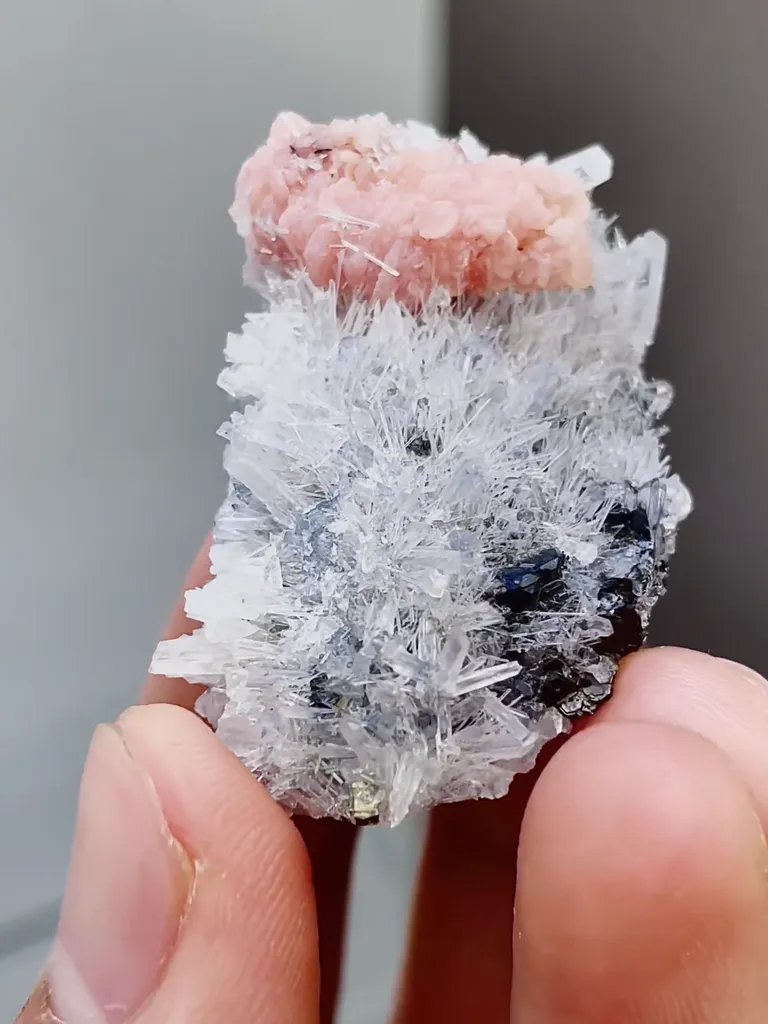Natural Rhodochrosite and Quartz coexist comes from Guangxi 40*25*12MM - image 2