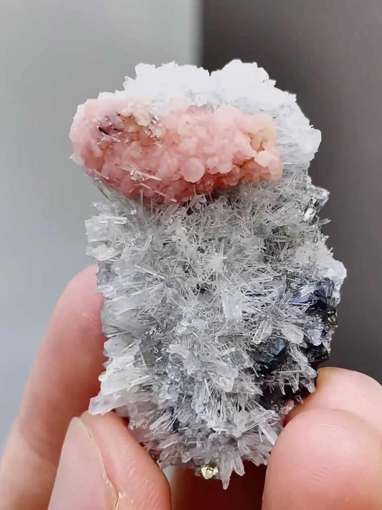Natural Rhodochrosite and Quartz coexist comes from Guangxi 40*25*12MM - image 4