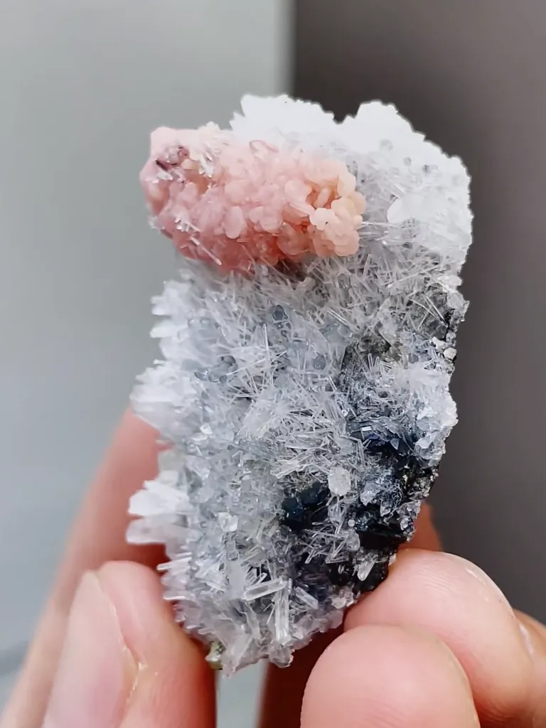 Natural Rhodochrosite and Quartz coexist comes from Guangxi 40*25*12MM - image 3