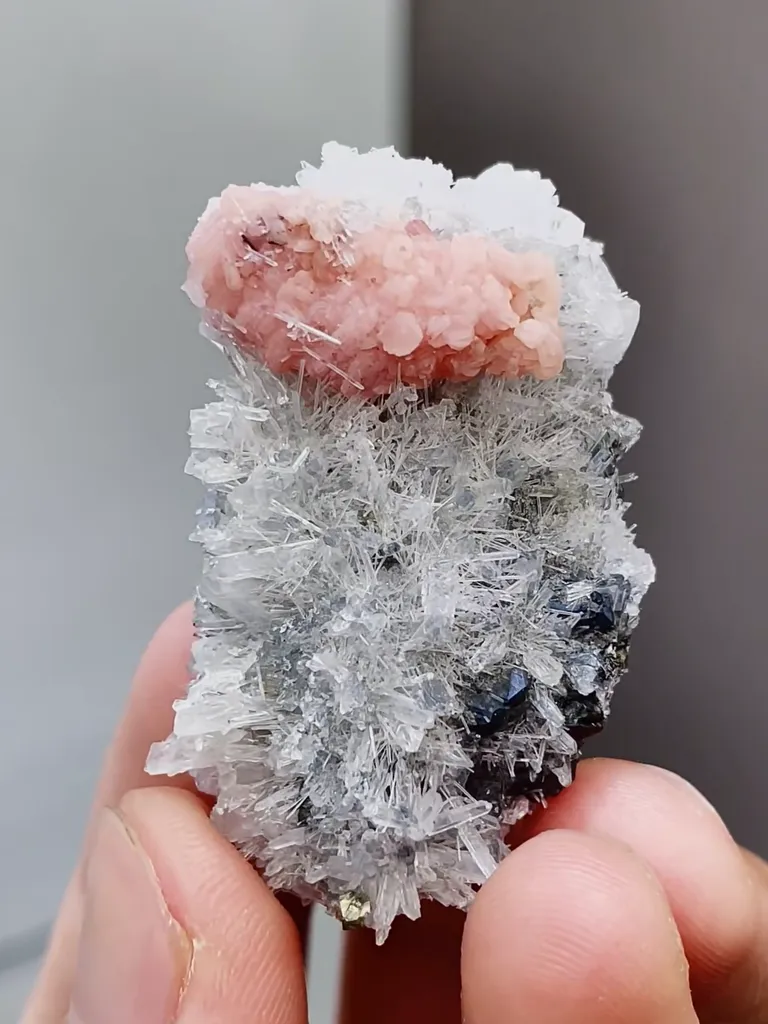 Natural Rhodochrosite and Quartz coexist comes from Guangxi 40*25*12MM - image 5