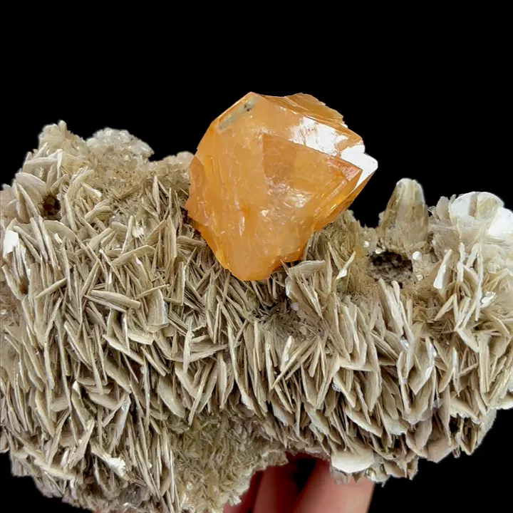 Natural Scheelite and Mica Flakes, Mineral Specimen:Xuebaoding,Sichuan (115*80*40MM) - image 3