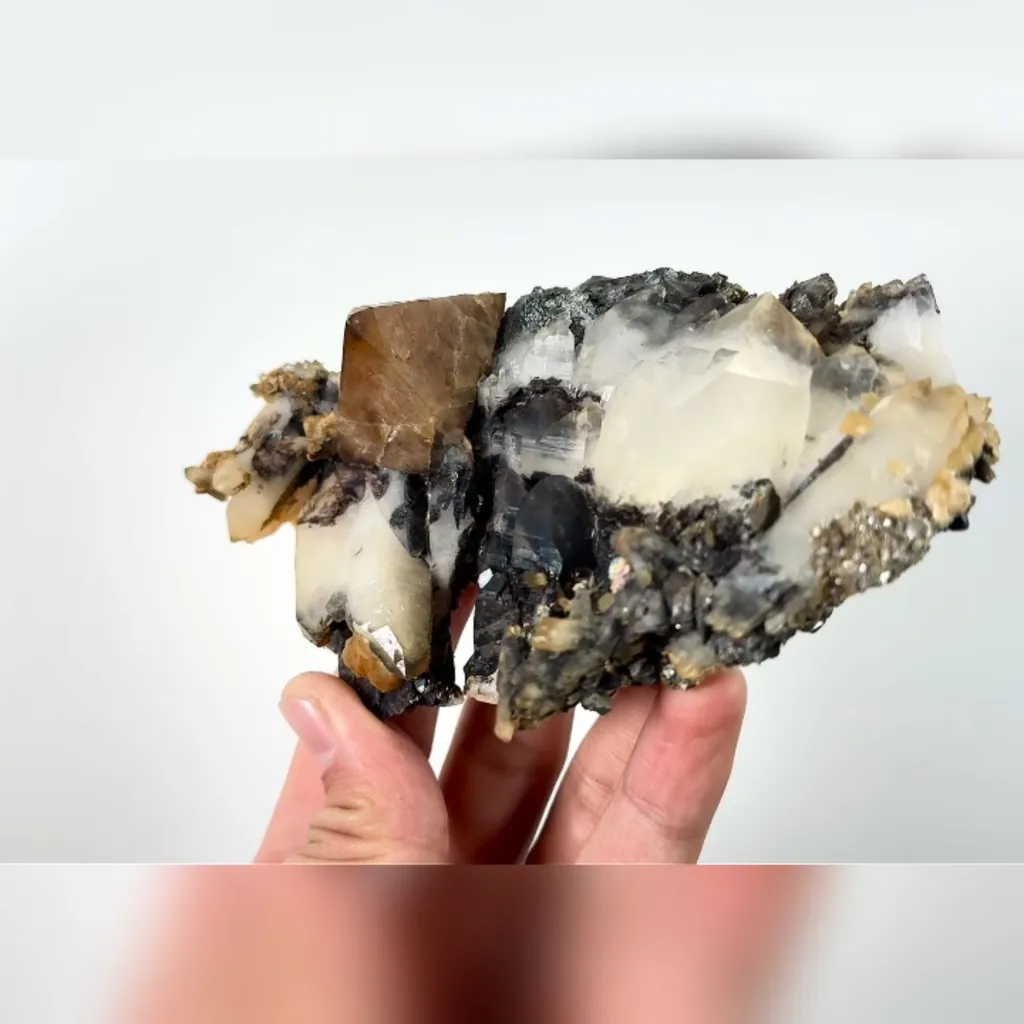 Natural Scheelite and Quartz, Mineral Specimen:Yaogangxian,Hunan (135*75*35MM) - image 2