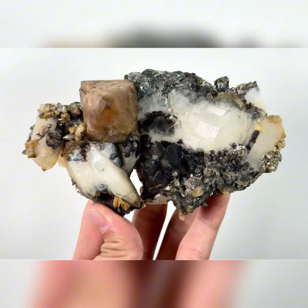 Natural Scheelite and Quartz, Mineral Specimen:Yaogangxian,Hunan (135*75*35MM) - image 4