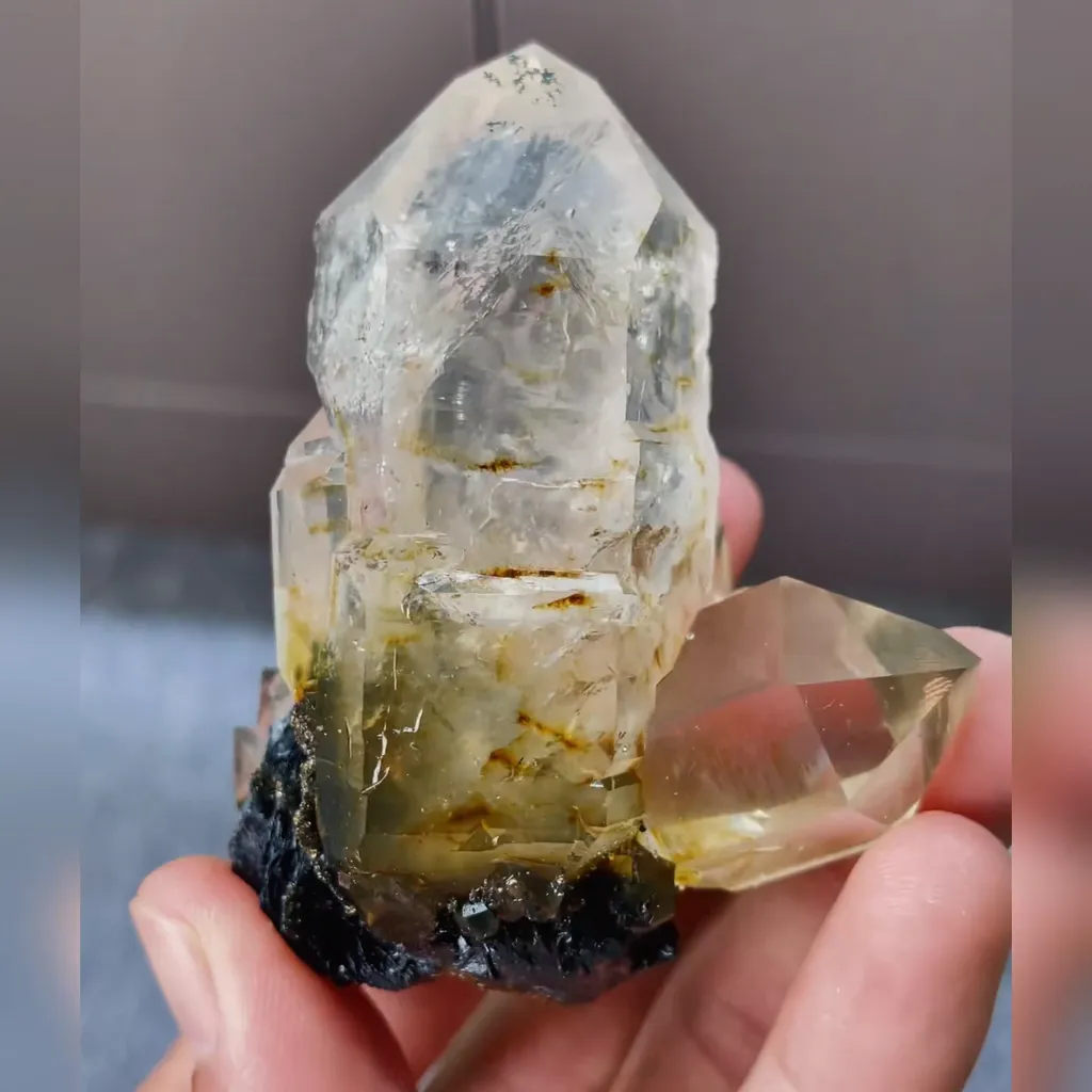 Natural Specularite and Quartz Cluster Symbiosis comes from Jinlong,Guangdong 50*35*75MM image