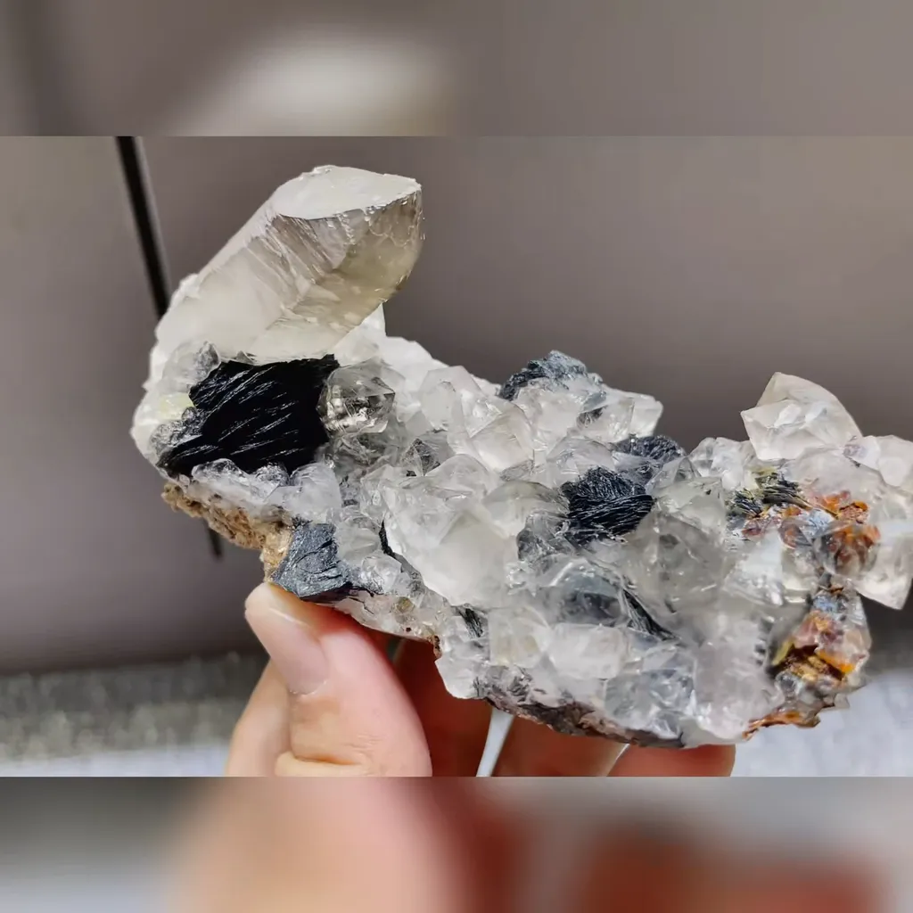 Natural Specularite and Quartz Symbiosis comes from Inner Mongolia,China 105*50*50MM - image 2