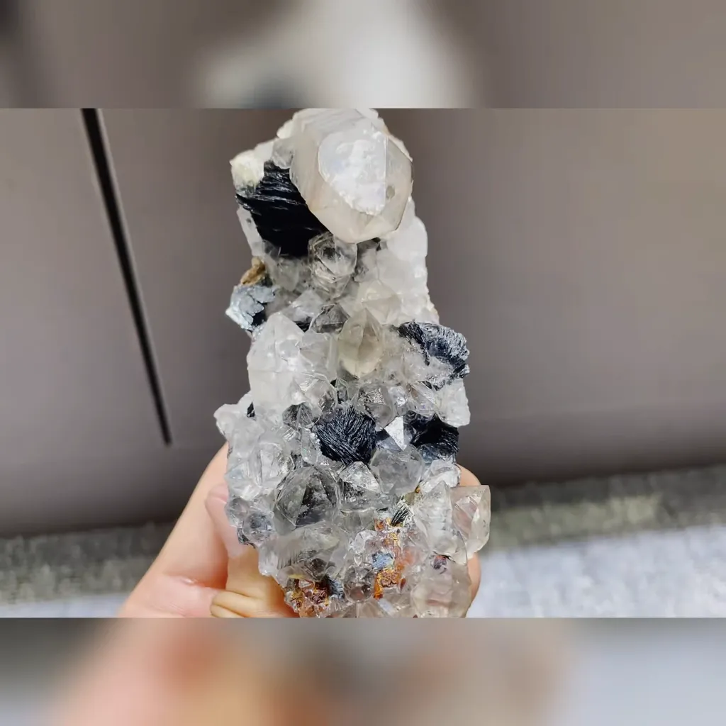 Natural Specularite and Quartz Symbiosis comes from Inner Mongolia,China 105*50*50MM - image 3
