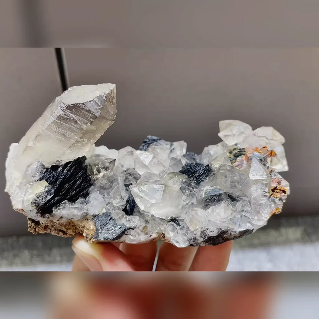 Natural Specularite and Quartz Symbiosis comes from Inner Mongolia,China 105*50*50MM image