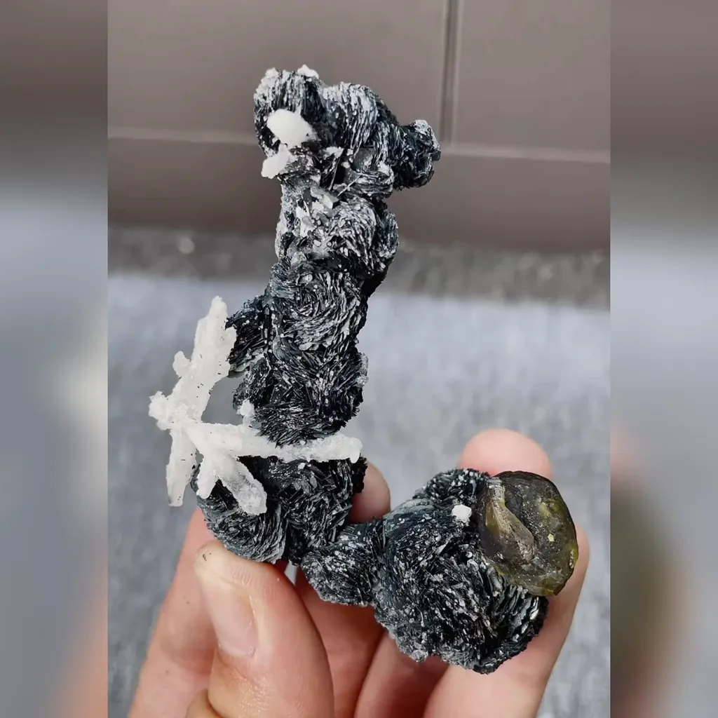 Natural Specularite and Quartz Symbiosis comes from Inner Mongolia,China 55*65*25MM - image 2