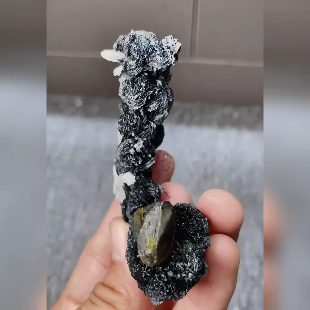 Natural Specularite and Quartz Symbiosis comes from Inner Mongolia,China 55*65*25MM - image 4