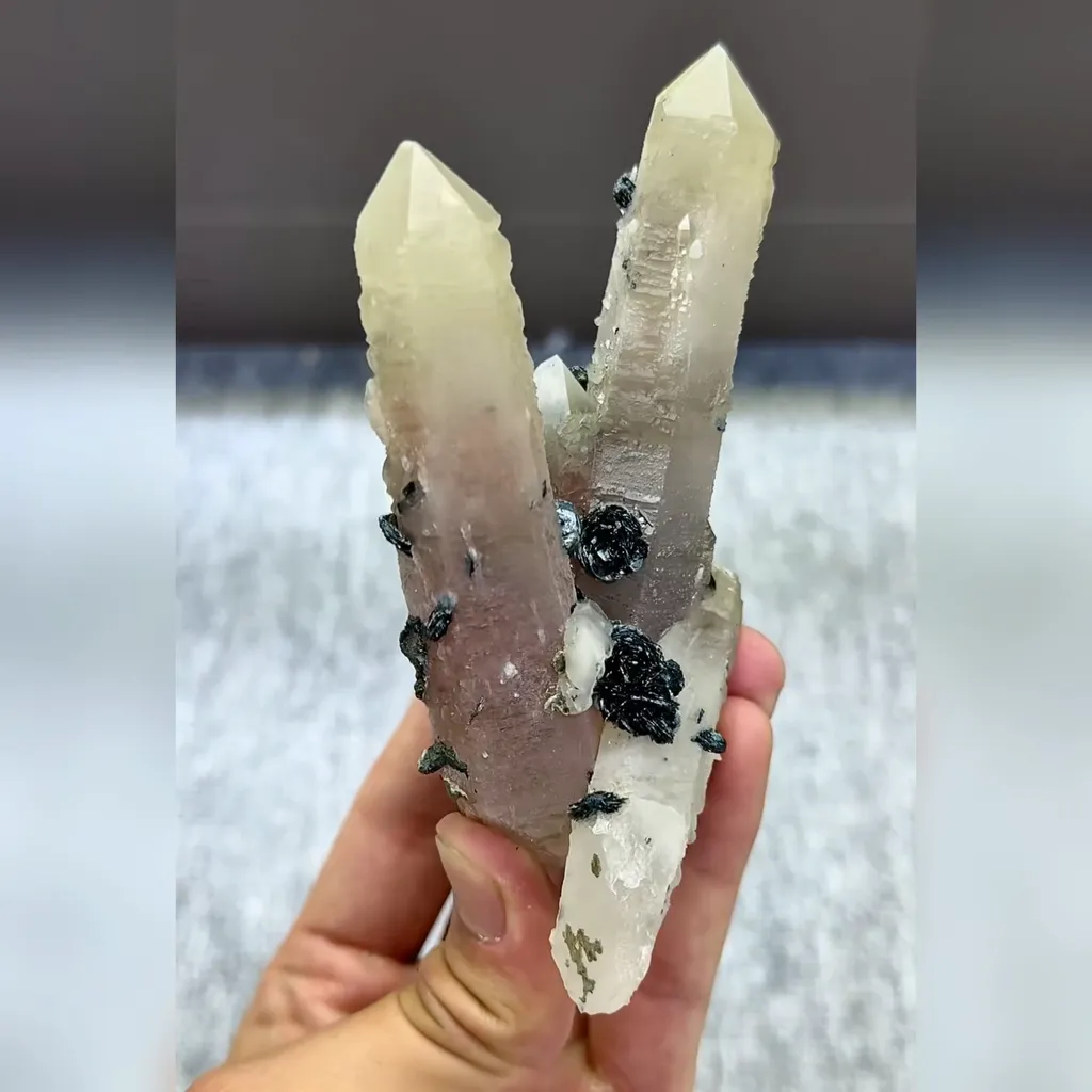 Natural Specularite and Quartz Symbiosis comes from Inner Mongolia,China 60*35*125MM - image 2
