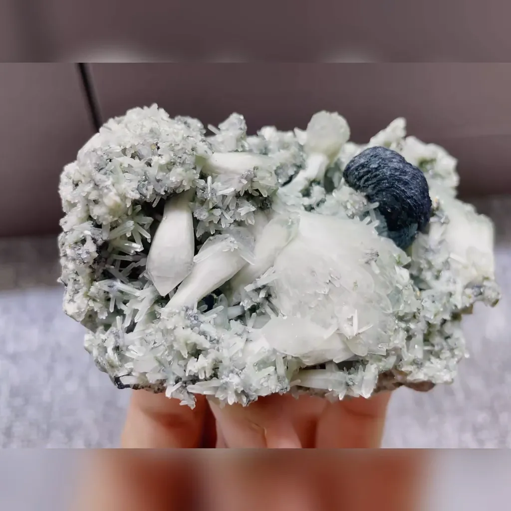 Natural Specularite and Quartz Symbiosis comes from Inner Mongolia,China 90**45*55MM - image 3