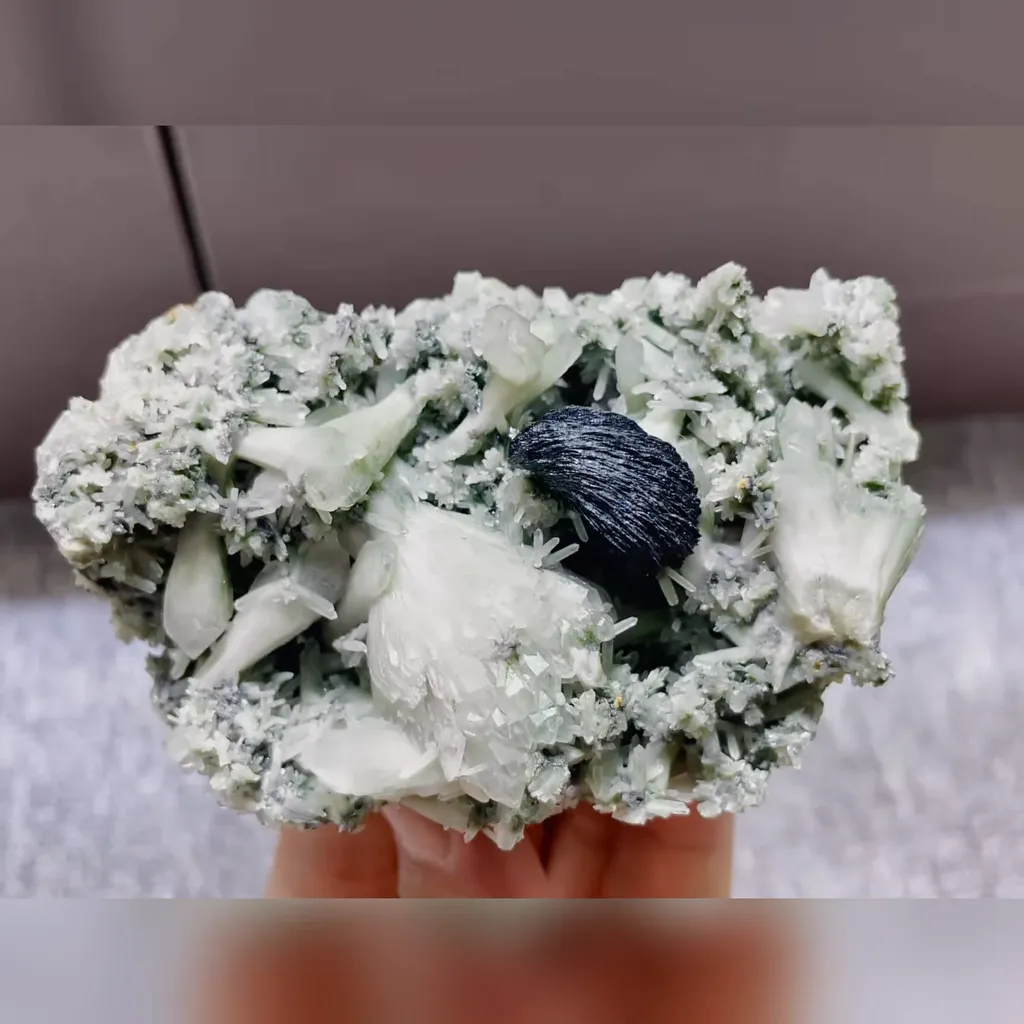 Natural Specularite and Quartz Symbiosis comes from Inner Mongolia,China 90**45*55MM - image 4