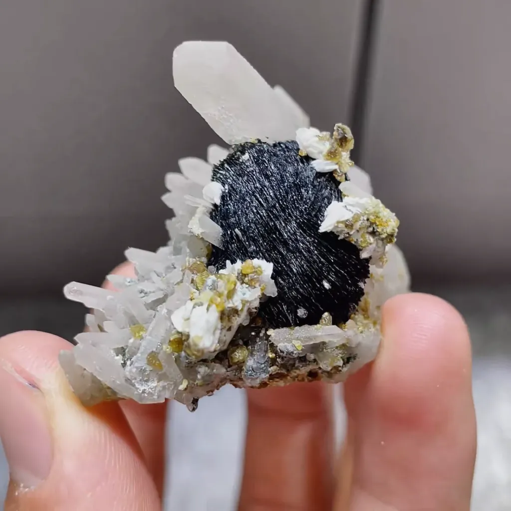 Natural Specularite and Quartz Symbiosis from Inner Mongolia,China 50*35*60MM - image 2