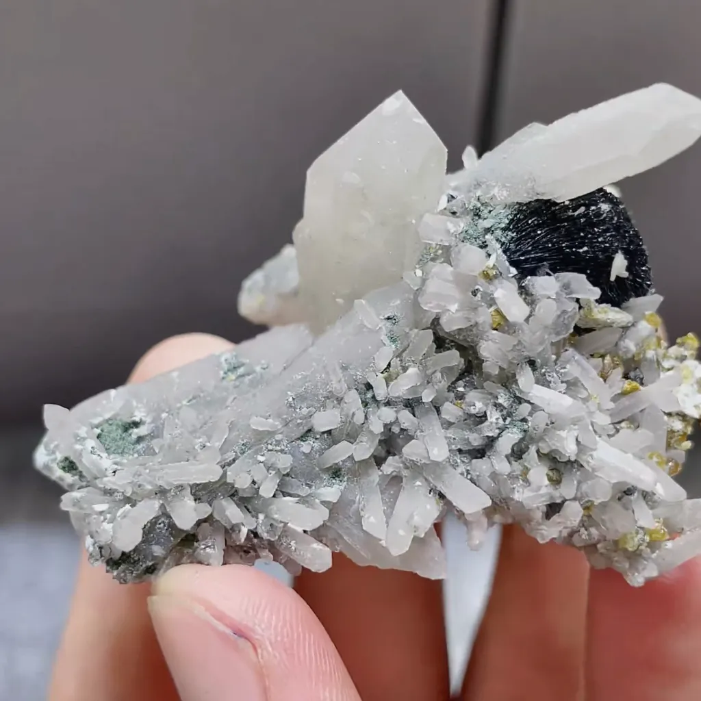 Natural Specularite and Quartz Symbiosis from Inner Mongolia,China 50*35*60MM - image 3