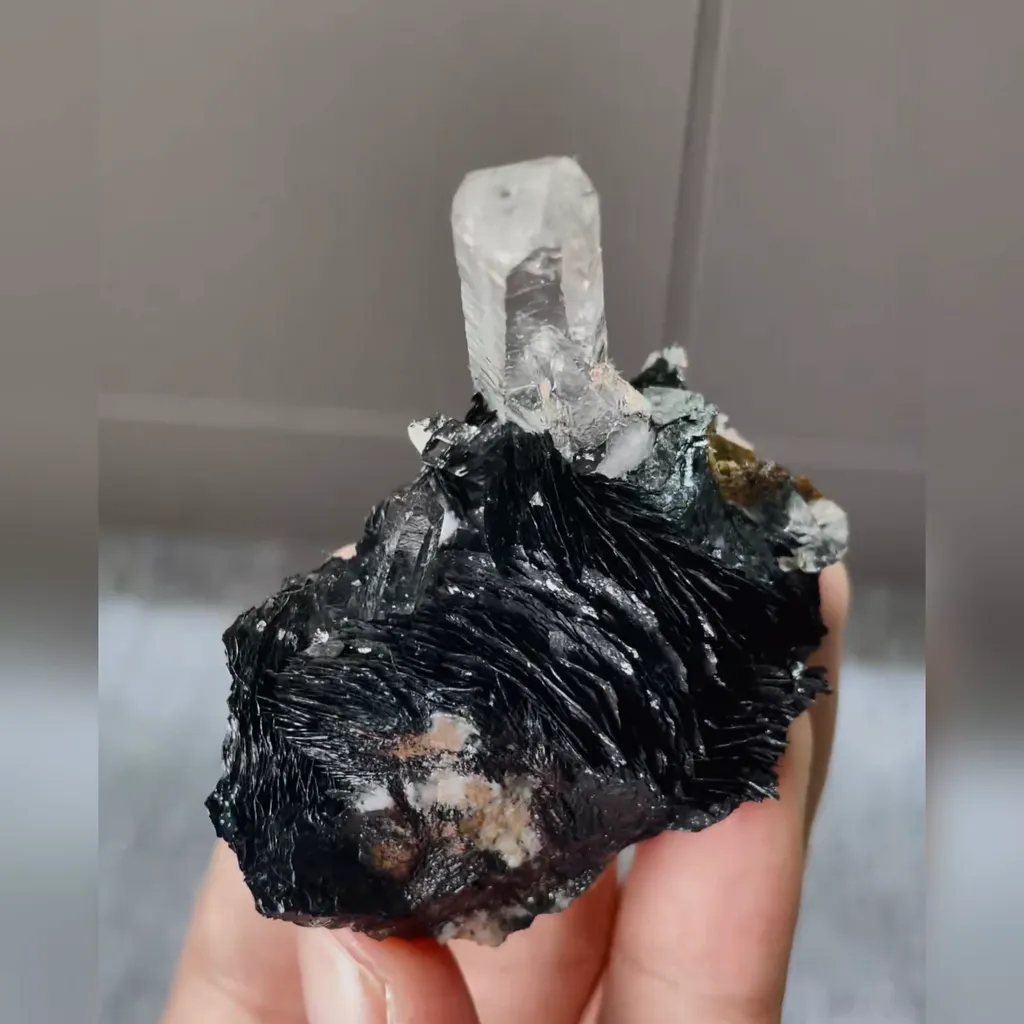 Natural Specularite and Quartz Tower Symbiosis comes from Jinlong,Guangdong 55*35*50MM - image 3